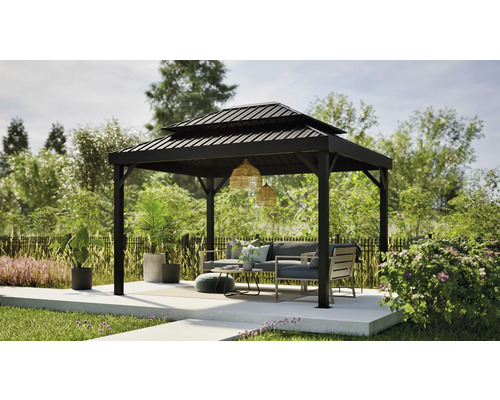 Gartenszene mit Pavillon, Sitzmöbeln und dekorativen Elementen auf einer Rasenfläche.