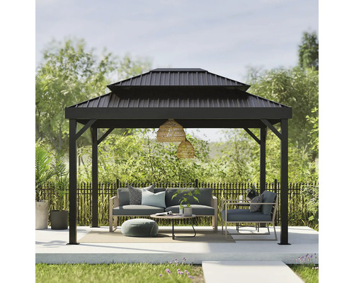 Pavillon mit Möbeln im Garten