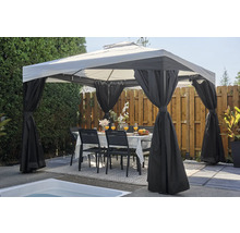 Scène de jardin avec pavillon de jardin, table et chaises sur une terrasse