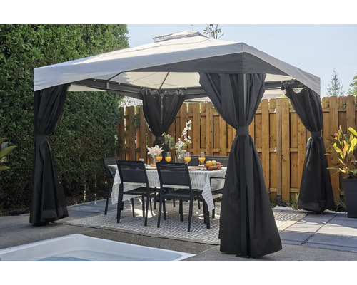 Scène de jardin avec pavillon de jardin, table et chaises sur une terrasse