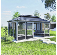 Gartenzelt mit Schiebetüren, Metallrahmen und Dach auf Rasenfläche