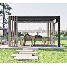 Pergola mit Gartentisch und Stühlen auf einer Terrasse mit Rasen