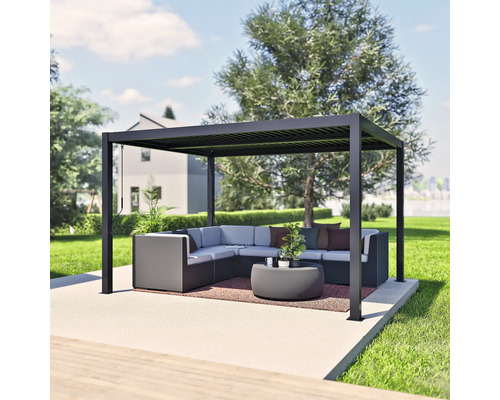 Scène de jardin avec pavillon, mobilier de salon et table basse sur une terrasse dans le jardin.