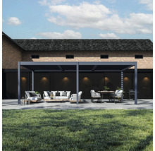 Terrasse mit Pergola, Sitzmöbeln und Esstisch im Garten
