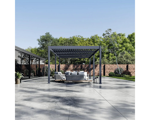 Überdachte Terrasse mit Gartenmöbeln und Backsteinmauer