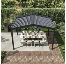 Table de jardin couverte avec huit chaises dans le jardin.