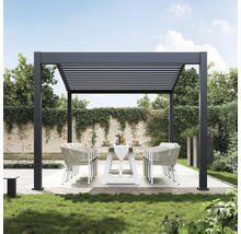Pergola avec toit à lamelles, table à manger et chaises dans le jardin