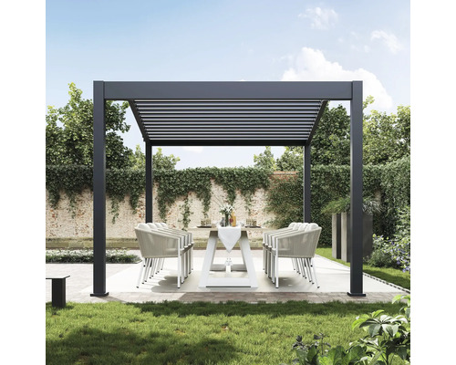 Pergola avec toit à lamelles, table à manger et chaises dans le jardin