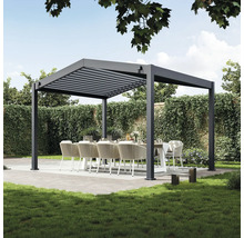 Terrasse couverte avec toit à lamelles, table à manger et chaises dans le jardin.