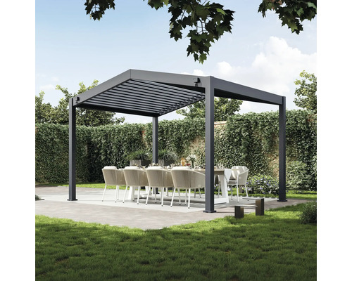 Terrasse couverte avec toit à lamelles, table à manger et chaises dans le jardin.