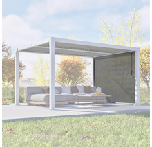 Pavillon en aluminium avec toit à lamelles, équipé d'un canapé et d'un store dans le jardin.