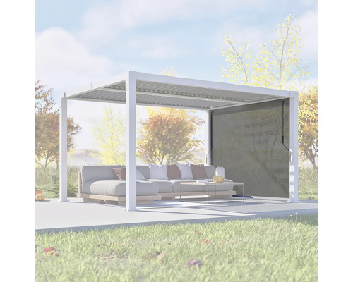 Pavillon en aluminium avec toit à lamelles, équipé d'un canapé et d'un store dans le jardin.