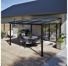 Terrasse avec auvent, table à manger et chaises dans le jardin