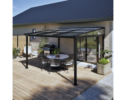 Terrasse avec auvent, table à manger et chaises dans le jardin