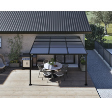 Toit de terrasse avec table et chaises sur une terrasse en bois