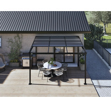 Terrasse avec toit, table et chaises devant une façade de maison