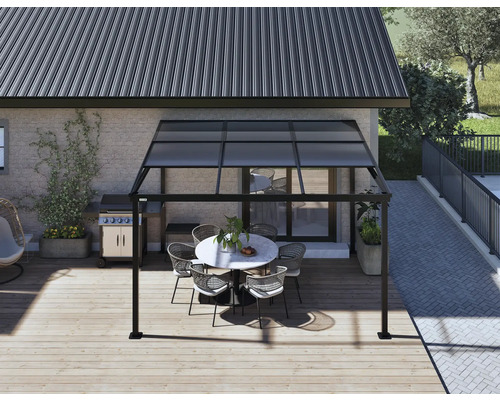 Terrasse avec toit, table et chaises devant une façade de maison