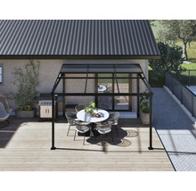 Terrasse couverte avec table et chaises sur une terrasse en bois à côté d'une maison d'habitation
