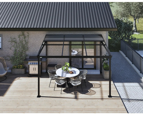 Terrasse couverte avec table et chaises sur une terrasse en bois à côté d'une maison d'habitation