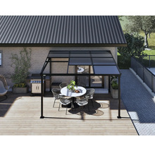 Terrasse avec pavillon, table et chaises