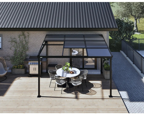 Terrasse avec pavillon, table et chaises