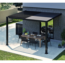 Scène avec une pergola à lames réglables, une table de jardin et des chaises sur une terrasse