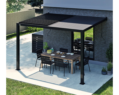 Scène avec une pergola à lames réglables, une table de jardin et des chaises sur une terrasse