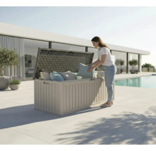 Une femme range des coussins dans un coffre de rangement de jardin à l'extérieur