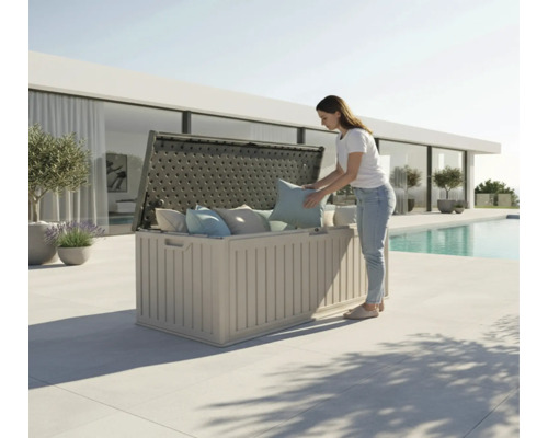 Une femme range des coussins dans un coffre de rangement de jardin à l'extérieur