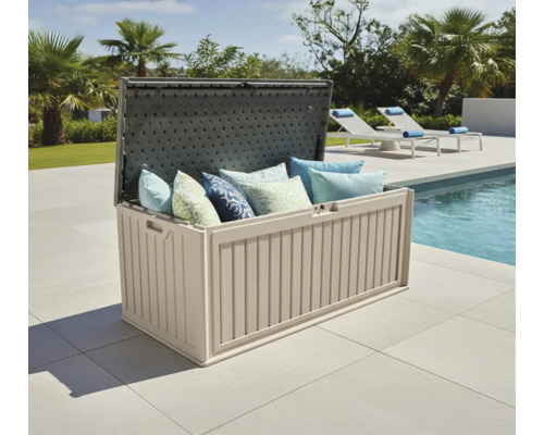 Coffre de rangement ouvert en plastique avec coussins au bord de la piscine