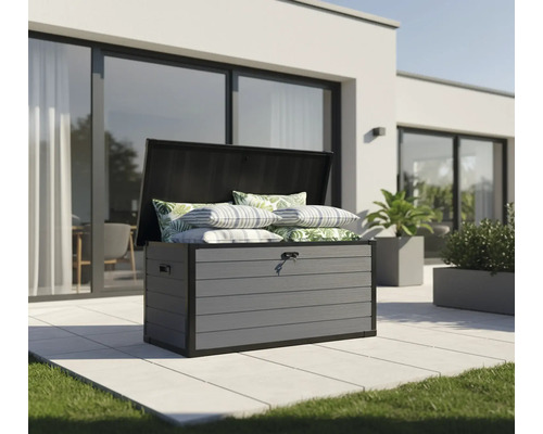 Coffre de jardin ouvert avec coussins à l'extérieur