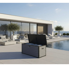 Coffre de rangement gris ouvert à l'extérieur près d'une piscine.