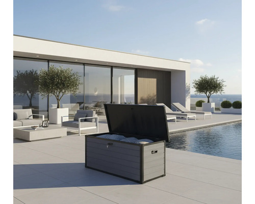 Coffre de rangement gris ouvert à l'extérieur près d'une piscine.