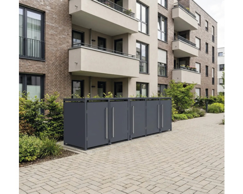 Mülltonnenbox aus Metall vor einem Wohnhaus