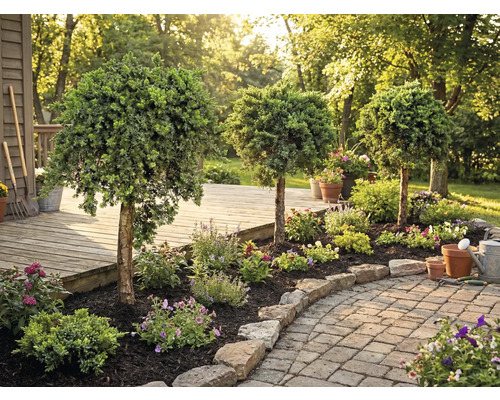 Gestalteter Garten mit Zierbäumen, Blumen und Steinen