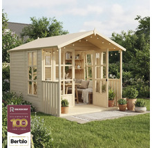 Abri de jardin en bois avec terrasse, meubles et plantes décoratives dans le jardin