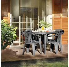 Scène de jardin avec table ronde et quatre chaises sur une terrasse en bois