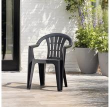 Chaise de jardin en plastique noire sur terrasse