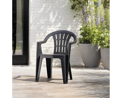 Chaise de jardin en plastique noire sur terrasse