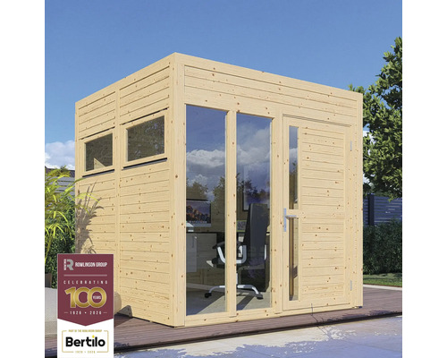 Gartenhaus Bertilo Cubo 2 Office inkl. Fussboden 226 x 240 cm natur Gartenbüro aus Holz mit Fenstern und Tür sowie Rowlinson Group Logo und Bertilo Logo.