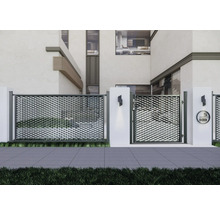 Vue d'une maison avec une clôture et un portail de jardin en métal déployé