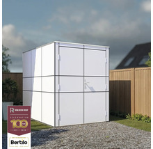 Metall-Gartenschrank auf Kieselfläche vor einem Garten