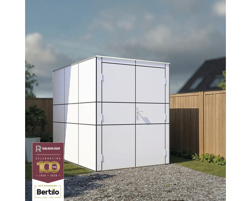 Metall-Gartenschrank auf Kieselfläche vor einem Garten