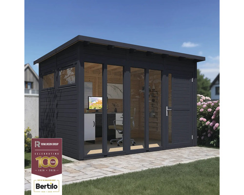 Modernes Gartenbüro mit Holzverkleidung, grossen Glasfenstern und Büroeinrichtung