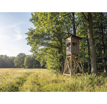 Mirador en bois dans un pré