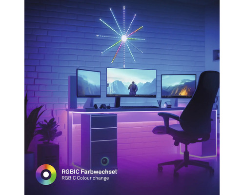 Gaming-Setup mit drei Monitoren, sternförmiger LED-Wandleuchte, LED-Streifen am Schreibtisch und RGBIC Farbwechsel-Effekt in einem dunklen Raum.