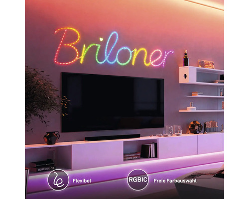 Flexibler RGBIC LED-Streifen mit freier Farbauswahl, der den farbigen Schriftzug Briloner an einer Wand über einem Fernseher bildet.