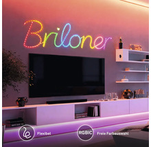 Flexibler RGBIC LED-Streifen mit freier Farbauswahl, der den farbigen Schriftzug Briloner an einer Wand über einem Fernseher bildet.