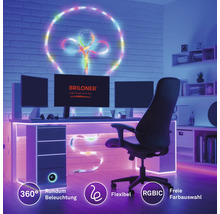 Flexibler RGBIC LED-Streifen als 360 Grad dekorative Beleuchtung an Wand und Schreibtisch im Arbeitszimmer mit Computer. Briloner Logo.