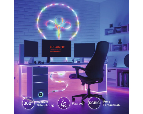 Flexibler RGBIC LED-Streifen als 360 Grad dekorative Beleuchtung an Wand und Schreibtisch im Arbeitszimmer mit Computer. Briloner Logo.
